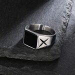 Stunning Onyx Men’s Ring in 18K Gold and White Gold – Elegant Style